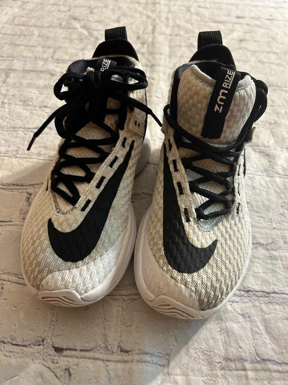 NIKE ZOOM RISE TB WHITE & BLACK MID TOP BASKETBALL SHOES YOUTH SIZE 3.5